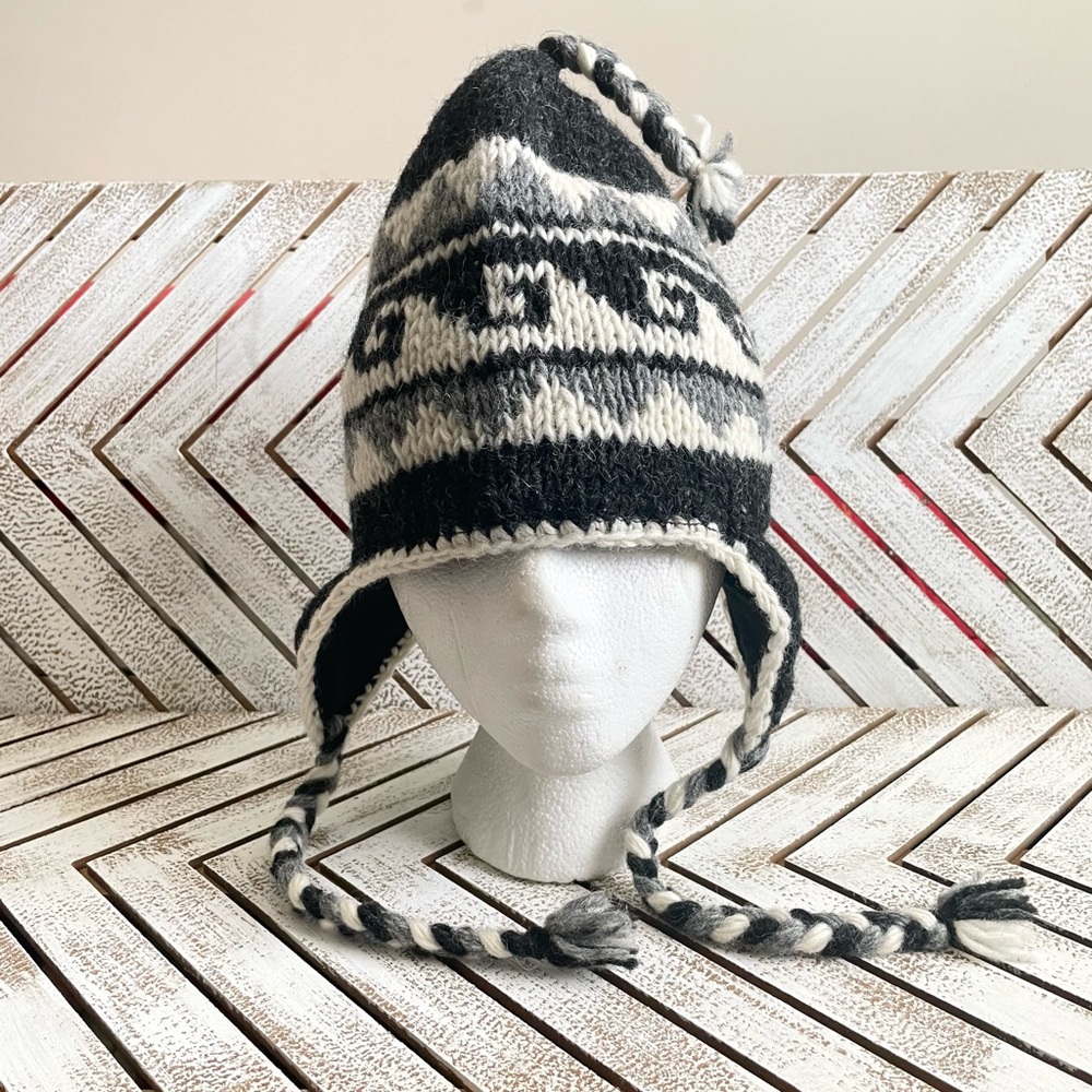 NWOT 100% Wool Knit Sherpa Hat Gray Black Fleece Lined Ear Flaps Tassel Nepal
